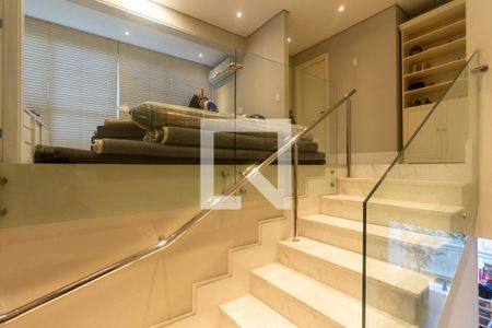 Apartamento à venda com 348m², 4 quartos e 4 vagas Apartamento à venda com 348m², 4 quartos e 4 vagasEscada