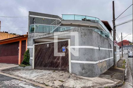 Casa à venda com 200m², 3 quartos e 3 vagas Casa à venda com 200m², 3 quartos e 3 vagasFachada