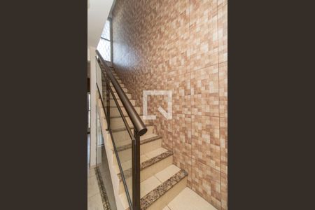 Casa à venda com 240m², 3 quartos e 2 vagas Casa à venda com 240m², 3 quartos e 2 vagasEscadas 2