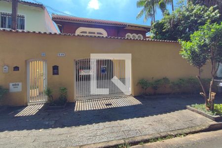 Casa para alugar com 234m², 4 quartos e 3 vagasFachada 
