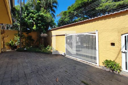 Casa para alugar com 234m², 4 quartos e 3 vagasQuintal - Garagem