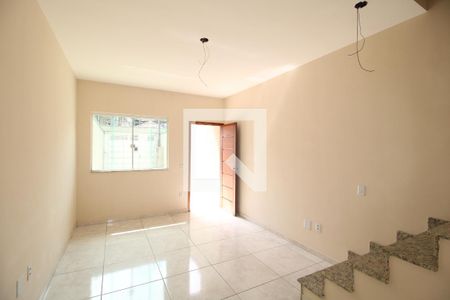 Casa à venda com 70m², 2 quartos e 2 vagasSala