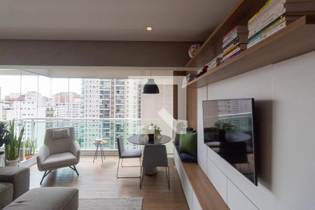 Sala com Varanda Estendida de apartamento à venda com 1 quarto, 59m² em Campo Belo, São Paulo