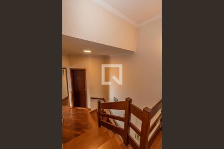 Casa à venda com 300m², 4 quartos e 5 vagas Casa à venda com 300m², 4 quartos e 5 vagasEscadas