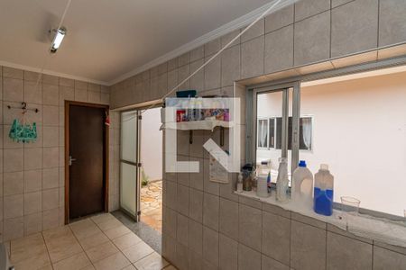 Casa à venda com 300m², 4 quartos e 5 vagas Casa à venda com 300m², 4 quartos e 5 vagasÁrea de Serviço