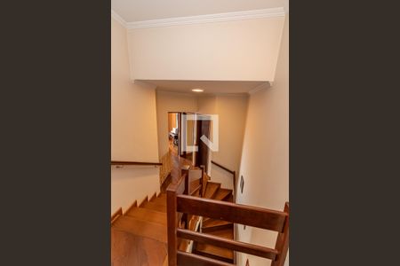 Casa à venda com 300m², 4 quartos e 5 vagas Casa à venda com 300m², 4 quartos e 5 vagasEscadas