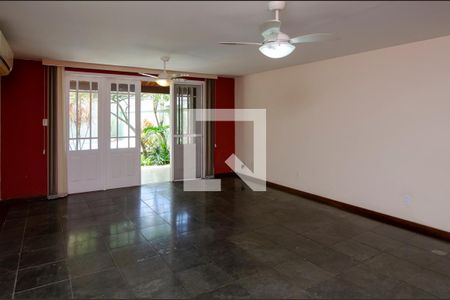 Sala de casa de condomínio para alugar com 4 quartos, 340m² em Recreio dos Bandeirantes, Rio de Janeiro
