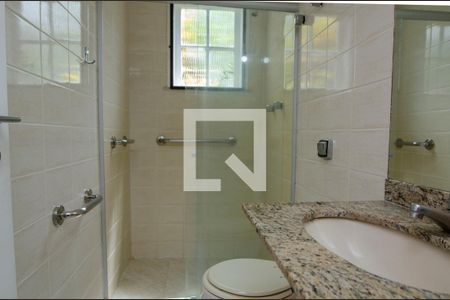 Casa de condomínio para alugar com 340m², 4 quartos e 3 vagasBanheiro
