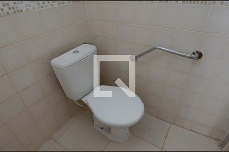 Casa de condomínio para alugar com 340m², 4 quartos e 3 vagasBanheiro de Serviço