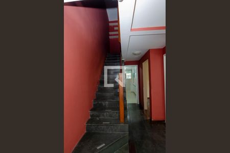 Casa de condomínio para alugar com 340m², 4 quartos e 3 vagasEscada