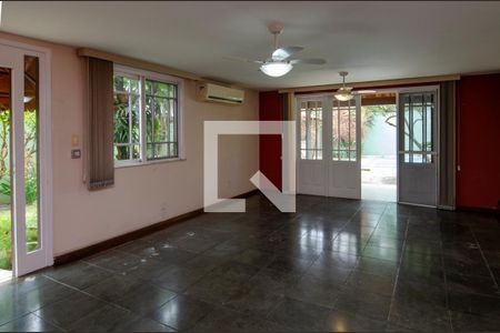 Casa de condomínio para alugar com 340m², 4 quartos e 3 vagasSala