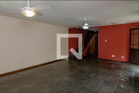 Sala de casa de condomínio para alugar com 4 quartos, 340m² em Recreio dos Bandeirantes, Rio de Janeiro
