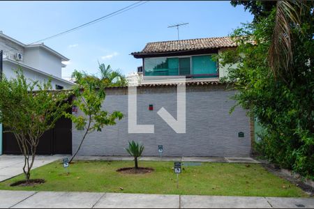 Casa de condomínio para alugar com 340m², 4 quartos e 3 vagasFachada