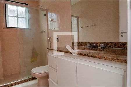Casa de condomínio para alugar com 340m², 4 quartos e 3 vagasBanheiro