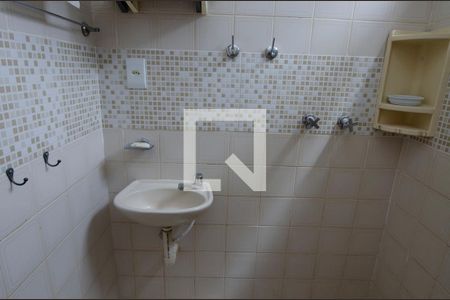 Casa de condomínio para alugar com 340m², 4 quartos e 3 vagasBanheiro de Serviço