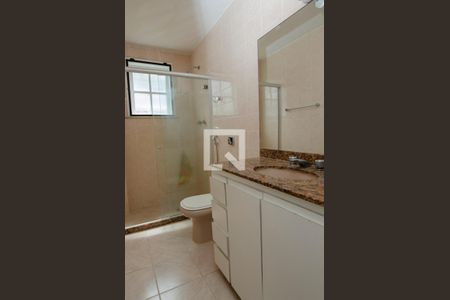 Casa de condomínio para alugar com 340m², 4 quartos e 3 vagasBanheiro