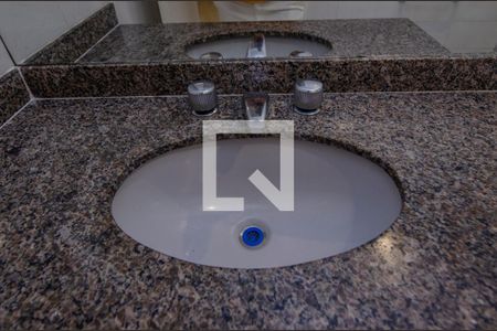 Casa de condomínio para alugar com 340m², 4 quartos e 3 vagasBanheiro da Suíte