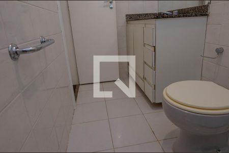 Casa de condomínio para alugar com 340m², 4 quartos e 3 vagasBanheiro da Suíte