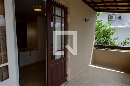 Casa de condomínio para alugar com 340m², 4 quartos e 3 vagasQuarto 3 - varanda