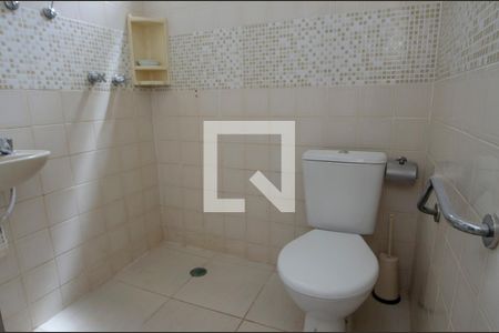 Casa de condomínio para alugar com 340m², 4 quartos e 3 vagasBanheiro de Serviço