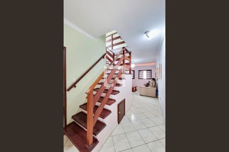 Casa para alugar com 230m², 4 quartos e 3 vagas Casa para alugar com 230m², 4 quartos e 3 vagasEscada