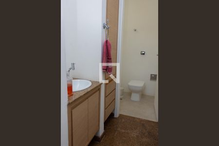 Casa à venda com 228m², 4 quartos e 5 vagasBanheiro 2