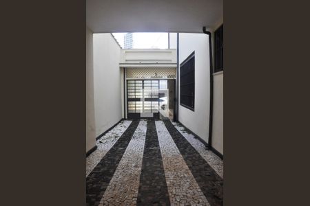 Casa à venda com 240m², 4 quartos e 4 vagasCorredor garagem