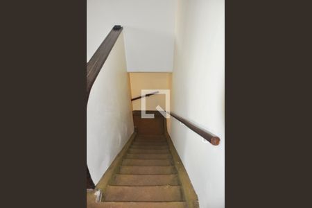 Casa à venda com 240m², 4 quartos e 4 vagasEscada para os quartos