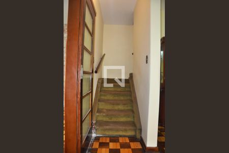 Casa à venda com 240m², 4 quartos e 4 vagasEscada para os quartos