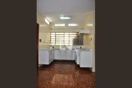 Casa à venda com 240m², 4 quartos e 4 vagasCozinha - Armários