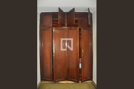 Casa à venda com 240m², 4 quartos e 4 vagasQuarto 4 - Armários