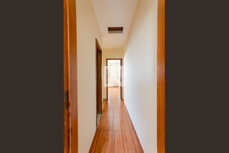 Casa à venda com 100m², 2 quartos e 2 vagas Casa à venda com 100m², 2 quartos e 2 vagasCorredor