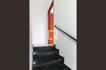 Escada de casa de condomínio para alugar com 2 quartos, 70m² em Vila Taquari, São Paulo