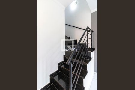 Escada de casa de condomínio para alugar com 2 quartos, 70m² em Vila Taquari, São Paulo