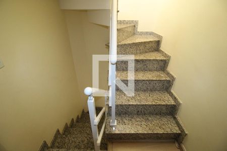 Casa de condomínio à venda com 120m², 3 quartos e 2 vagasEscada