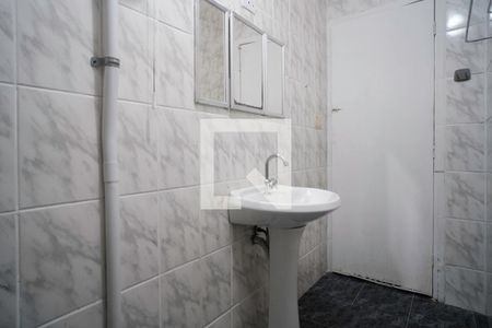 Banheiro de casa para alugar com 1 quarto, 40m² em Jardim Eliane, São Paulo