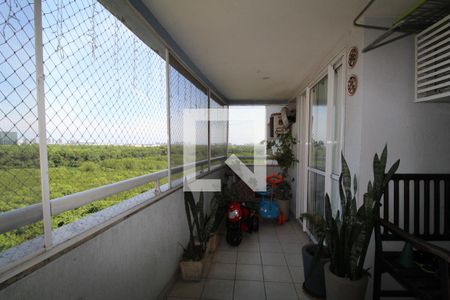 Varanda comunica sala e suíte principal  de apartamento à venda com 3 quartos, 114m² em Jacarepaguá, Rio de Janeiro