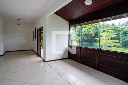 Sala de casa de condomínio para alugar com 4 quartos, 358m² em Piratininga, Niterói