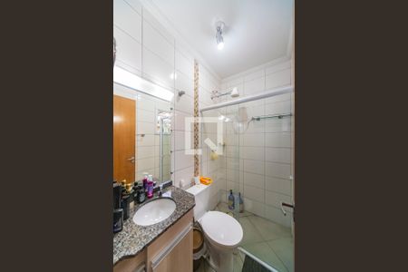 Banheiro  de apartamento à venda com 2 quartos, 56m² em Vila Lutécia, Santo André