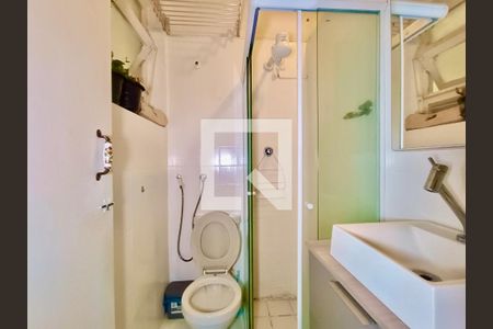 Banheiro social  de kitnet/studio para alugar com 1 quarto, 29m² em Copacabana, Rio de Janeiro