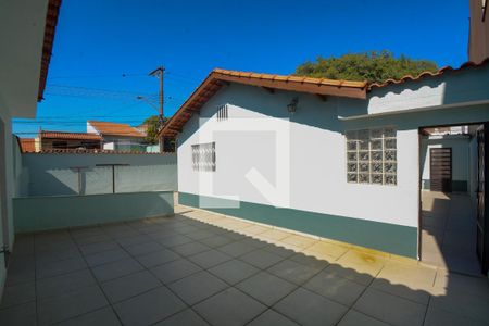 Casa à venda com 160m², 3 quartos e 4 vagas Casa à venda com 160m², 3 quartos e 4 vagasQuinta - fundo