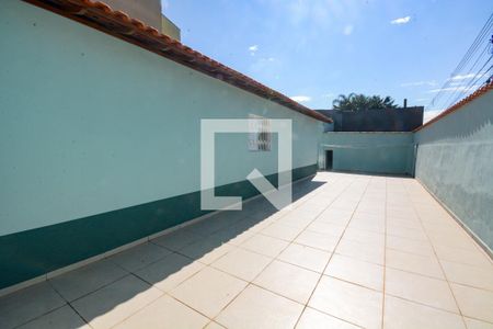 Casa à venda com 160m², 3 quartos e 4 vagas Casa à venda com 160m², 3 quartos e 4 vagasQuinta - lateral