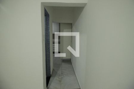 Corredor sala/lavabo/cozinha de casa para alugar com 2 quartos, 55m² em Vila Romano, São Paulo
