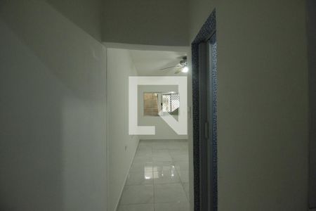 Corredodor sala/lavabo/cozinha de casa para alugar com 2 quartos, 55m² em Vila Romano, São Paulo