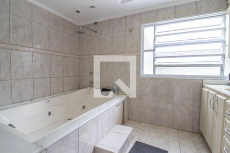 Banheiro da Suíte 1 de apartamento para alugar com 2 quartos, 200m² em Vila Jardim, Porto Alegre