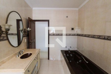 Casa à venda com 288m², 3 quartos e 3 vagasBanheiro da Suíte