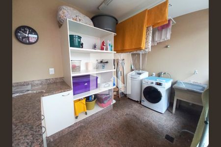 Casa à venda com 381m², 3 quartos e 6 vagasLavanderia