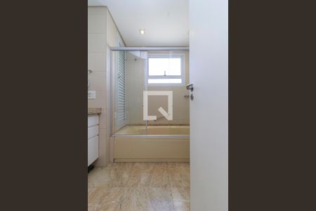 Apartamento à venda com 236m², 3 quartos e 3 vagasSuíte - Banheiro