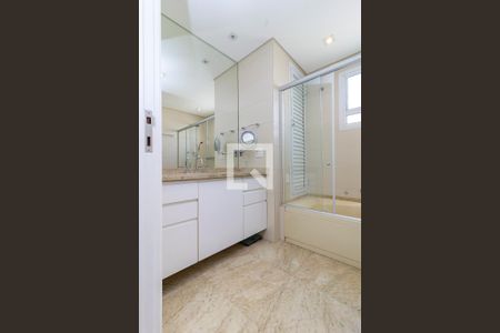 Apartamento à venda com 236m², 3 quartos e 3 vagasSuíte - Banheiro