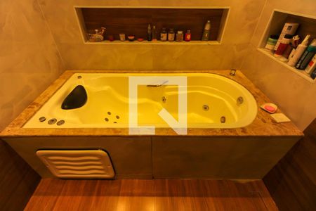 Casa à venda com 420m², 4 quartos e 3 vagasBanheiro da Suíte 1